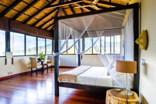 格拉纳达El Respiro Ecolodge的一间卧室设有一张大床,铺有木地板