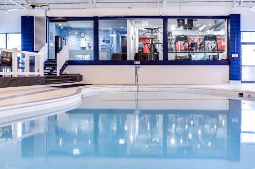 萨斯卡通公园镇西翼酒店的大楼内的一个蓝色海水游泳池