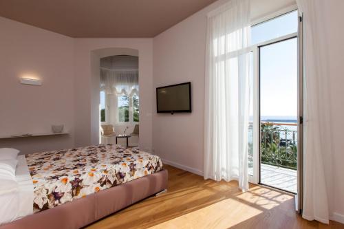圣雷莫Casa del Mare的一间卧室设有一张床和一个大窗户