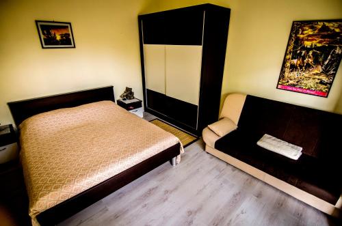 乌马格Apartman Darja的一间卧室配有一张床和一把椅子