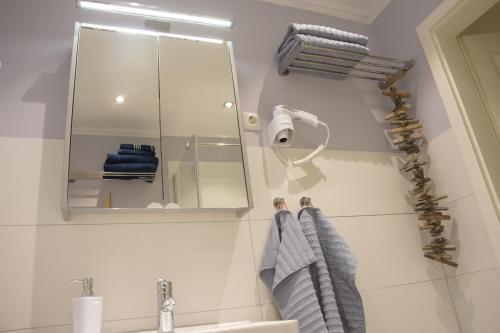 基尔Ferienwohnung Smutje的一间带镜子和水槽的浴室