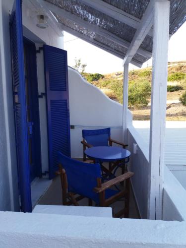 阿达玛斯Kapetan Giannis的门廊上两把蓝色的桌子和椅子