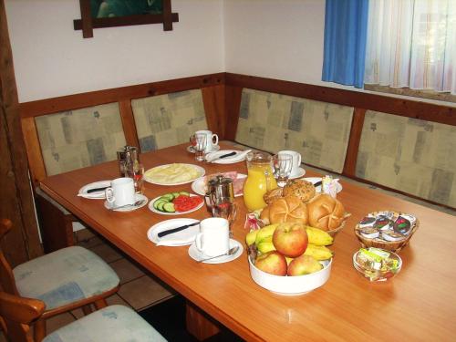 埃本塞罗特奈旅馆的一张木桌,上面放着一大堆食物