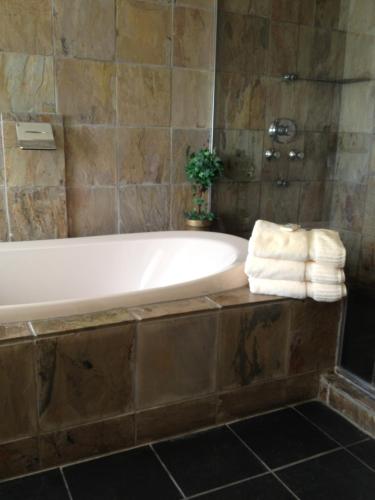 索格塔克The Belvedere Inn & Restaurant的浴室配有浴缸和毛巾。