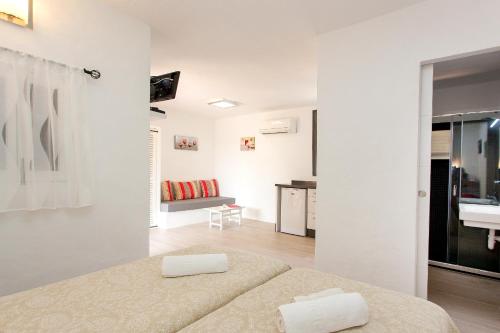 米乔尔海滩萨萨尔甘塔纳别墅酒店的一间白色的房间,配有床和客厅