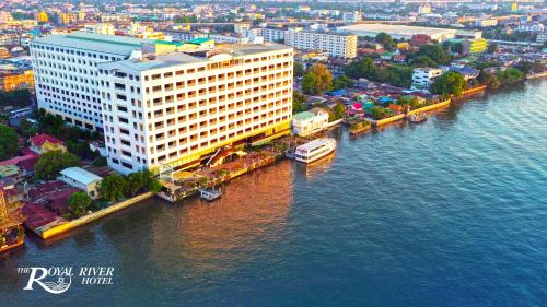 曼谷皇家河畔酒店的水边一座大建筑的空中景观