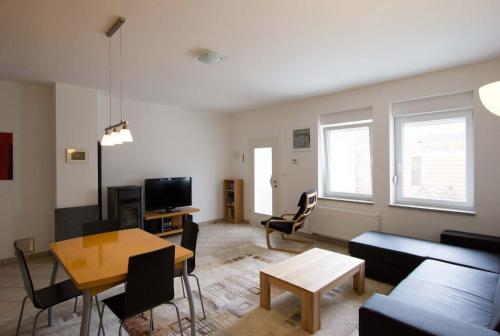 博维茨Apartment Montis Bovec的客厅配有沙发和桌子
