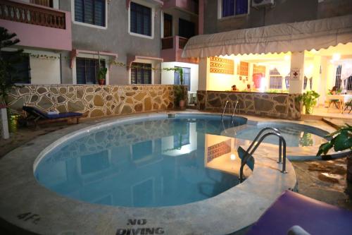 蒙巴萨Merry Villa Hotel & Apartments的夜间酒店游泳池