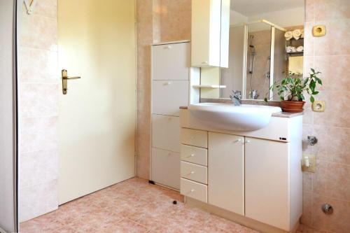 乌马格Apartment Milena的一间带水槽和淋浴的浴室