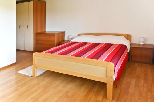 乌马格Apartment Milena的一间卧室配有带条纹毯子的床
