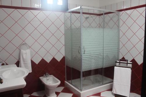 Los SaucesLa Casa del Abuelo的带淋浴、卫生间和盥洗盆的浴室
