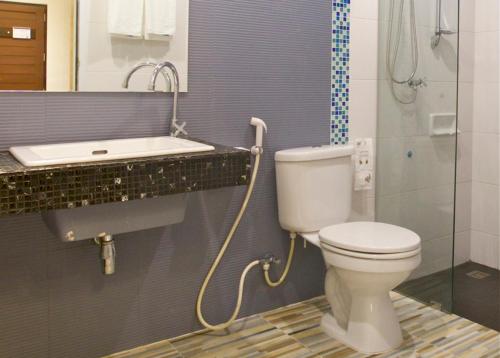 洛坤府普拉格酒店的一间带卫生间和水槽的浴室