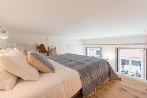 波尔图LovelyStay - Cativo Mezzanine Studio的白色卧室配有带枕头的大床