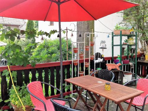 巴特朗根萨尔察巴特朗根萨尔察爱肯豪夫酒店的一张木桌和椅子,配有红色伞