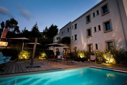 萨尔泰纳罗西酒店的大楼前设有游泳池的酒店