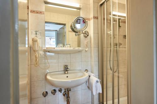 布雷根茨卡尼博登塞酒店的一间带水槽和淋浴的浴室