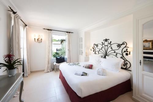 穆然慕冉酒店的卧室配有一张带白色床单和枕头的大床。