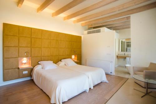 塞萨利内斯坎波尼科酒店的一间卧室配有两张床、一张桌子和一张沙发