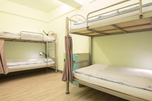 途中‧台北 國際青年旅舍客房内的一张或多张双层床