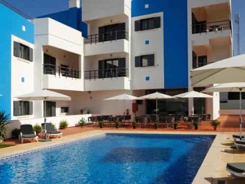 阿尔热祖尔Vicentina Hotel的大楼前设有游泳池的酒店