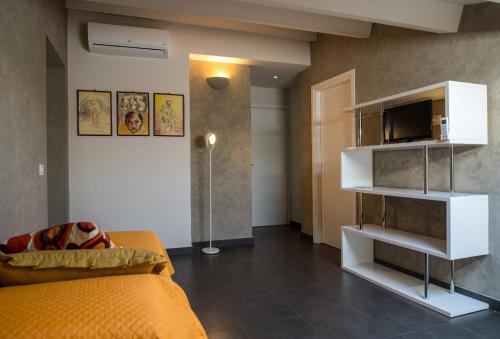 圣泰雷萨迪里瓦B&B Casa Liuzza的带沙发和电视的客厅