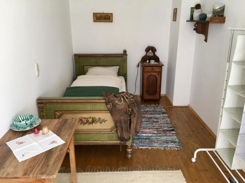 巴德哥依斯恩哈尔施塔特湖乡间别墅公寓的一间小卧室,配有一张床和一张桌子