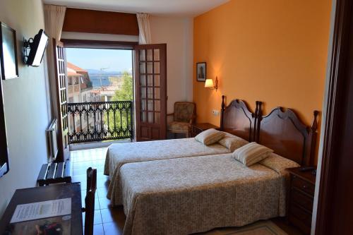 格罗韦阿曼迪酒店的酒店客房设有两张床和一个阳台。