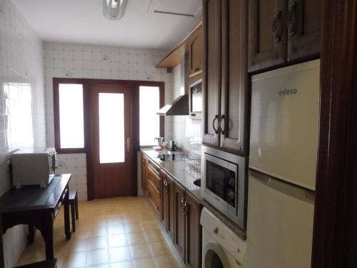 拉阿贝尔卡VillaDolores的厨房配有冰箱和炉灶。 顶部烤箱