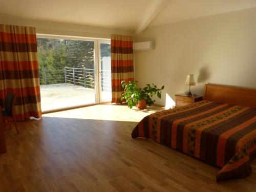 塔林Viva Apartment - Pirita的一间卧室设有一张床和一个滑动玻璃门