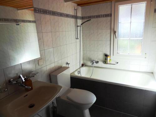 劳特布龙嫩巴瑟咖啡厅酒店的浴室配有卫生间、浴缸和水槽。