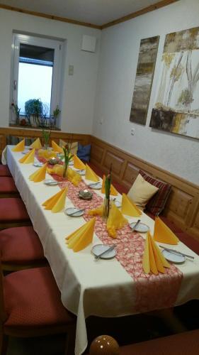 Kirchröttenbach弗莱希曼公寓的一张长桌,上面有黄色的餐巾