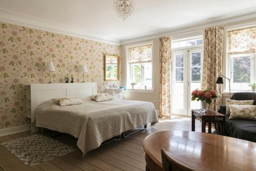博雷Tiendegaarden Møns Klint的卧室配有床、桌子和窗户。