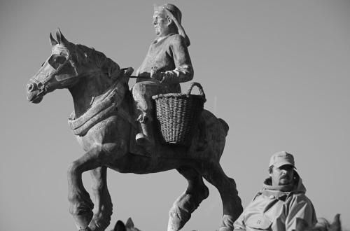 东代恩凯尔克Rewindhotel的骑着马的男人的雕像