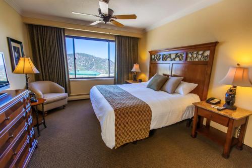 斯德特莱恩山岭太浩酒店的酒店客房设有一张床和一个大窗户