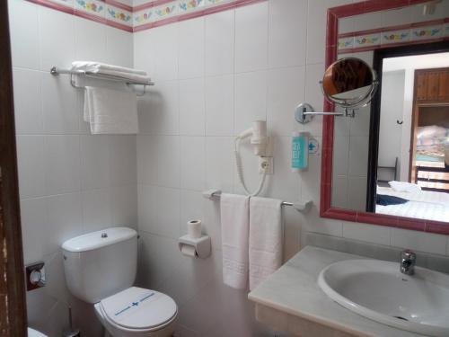 奇皮奥纳格兰开皮坦旅馆的一间带卫生间、水槽和镜子的浴室