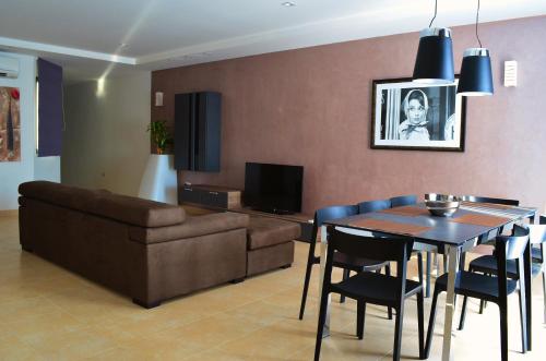 比尔泽布贾Hepburn Holiday Apartment的带沙发和餐桌的客厅