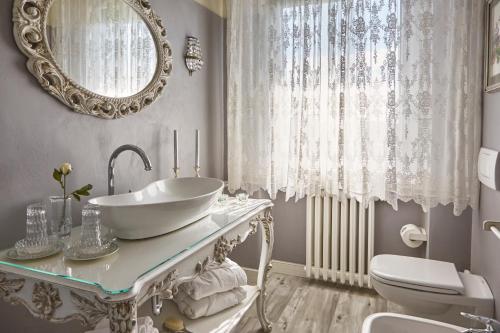 明乔河畔蓬蒂La Zarabba Boutique Hotel的一间带水槽、卫生间和镜子的浴室