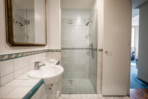 惠灵顿探索服务酒店的一间浴室