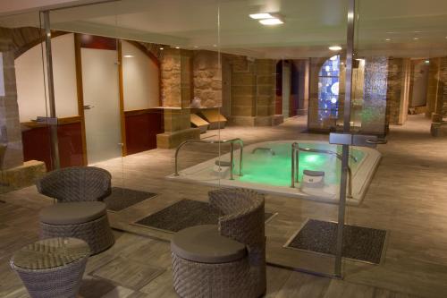 穆兰穆兰巴黎中心美居酒店的大楼内带按摩浴缸的浴室