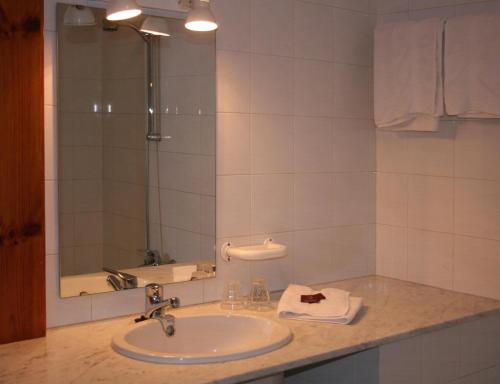 圣洛伦索-德莫鲁尼斯加泰罗尼亚旅馆的一间带水槽和镜子的浴室
