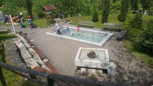 阿斯帕赫Campinghütte im SportErlebnisPark Allmersbach im Tal的一名男子和两名儿童站在游泳池旁