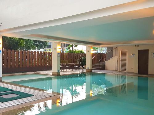 宿务多赫拉酒店的一座蓝色的游泳池