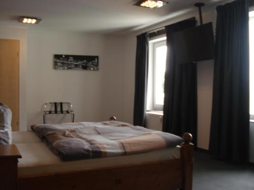 格罗瑙弗里茨酒店餐厅的一间卧室设有一张床和一个窗口