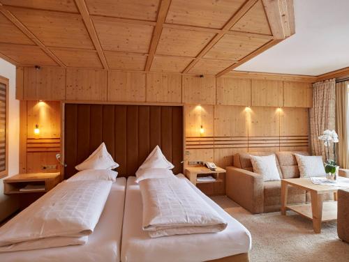 莱赫阿尔贝格奥里加酒店的酒店客房,设有两张床和一张沙发