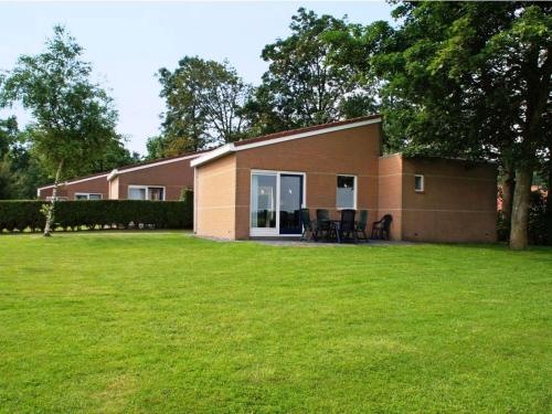 Detached bungalow with a dishwasher at 21 km from Leeuwarden外面的花园