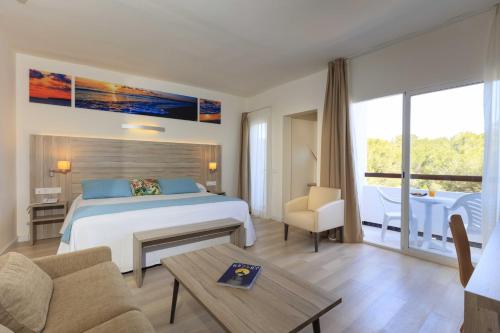 埃斯普霍斯Hotel Levante的酒店客房配有一张床铺和一张桌子。
