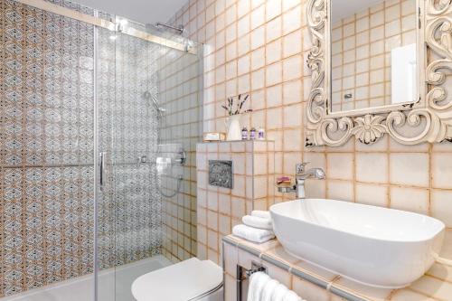 赫瓦尔Heritage suites Zanini的一间带水槽、卫生间和淋浴的浴室