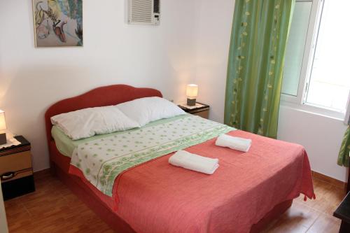 杜布罗夫尼克达达宾馆的一间卧室配有一张床,上面有两条毛巾