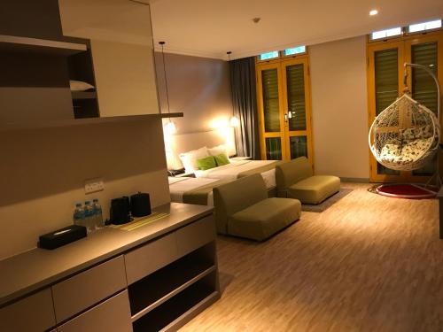 新加坡Champion Hotel的酒店客房设有床和客厅。