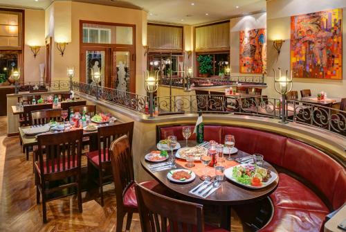 奥斯赛拜-屈隆斯博恩奥斯特埃斯图恩酒店的一间带桌椅的餐厅和一间酒吧